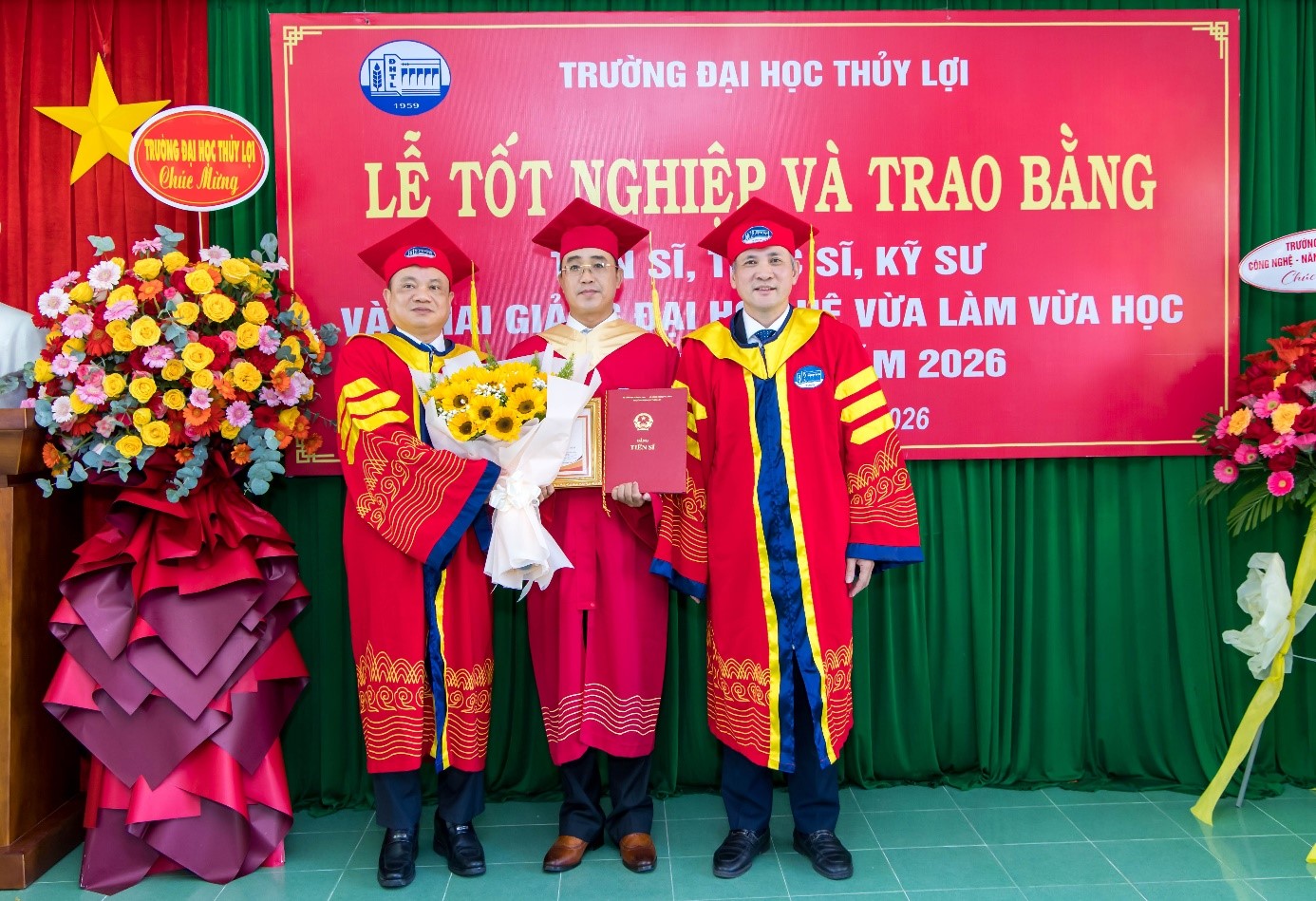 GS.TS Nguyễn Trung Việt và TS. Mai Quang Khoát trao giấy khen cho tân Tiến sĩ Đỗ Xuân Tình