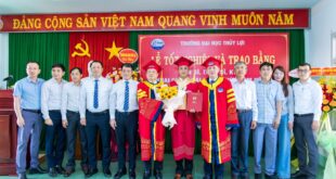 Toàn thể Ban lãnh đạo Viện, Phòng, Trung tâm lên chụp hình lưu niệm cùng tân Tiến sĩ Đỗ Xuân Tình
