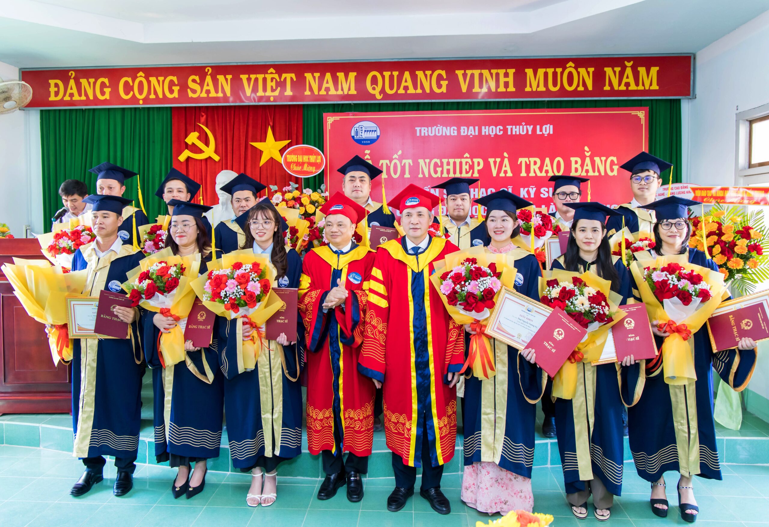 GS.TS Nguyễn Trung Việt và TS. Mai Quang Khoát trao bằng và giấy khen cho các tân Thạc sĩ được khen thưởng