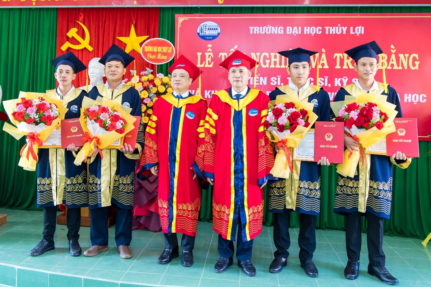 GS.TS Nguyễn Trung Việt và TS. Mai Quang Khoát trao giấy khen và Bằng tốt nghiệp cho các tân Kỹ sư có kết quả học tập tốt.